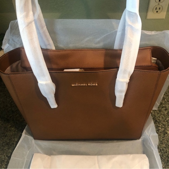 NWT Michael Kors Jet Set Travel Medium Top Zip Tote Shoulder Bag Tan/Luggage - Picture 2 of 9